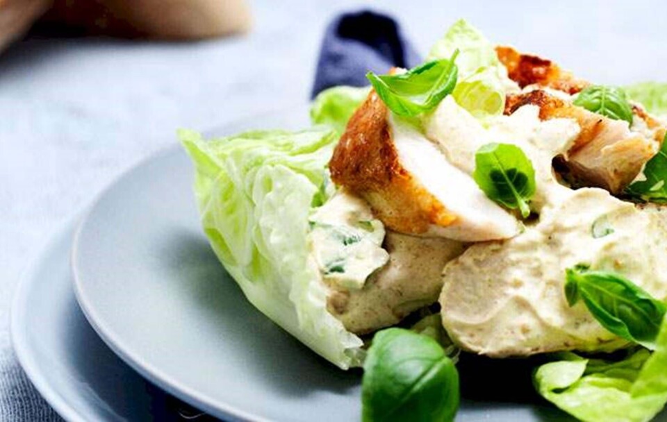 Opskrift på kyllingesalat med karry og basilikum