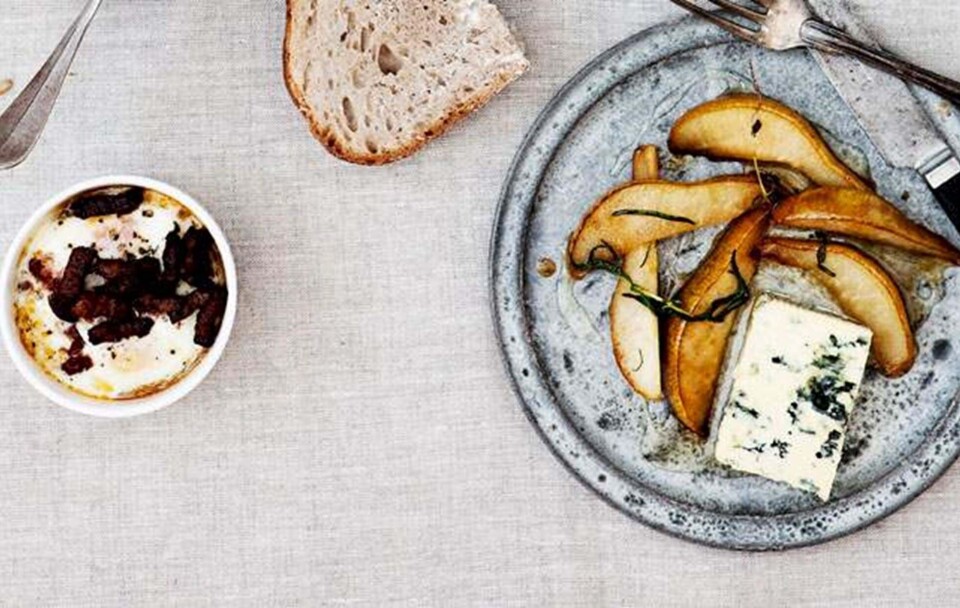 Brunch opskrift 500 kr.: Æg i cocotte og blåskimmel med honning