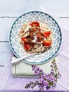 Pasta med kødsovs og stegte tomater