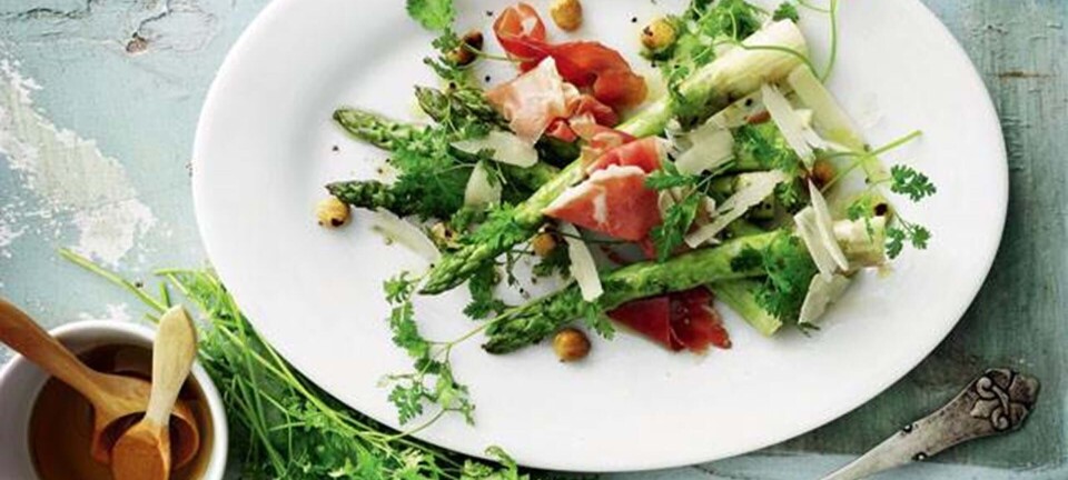 Grillede asparges med parmesan & hasselnød