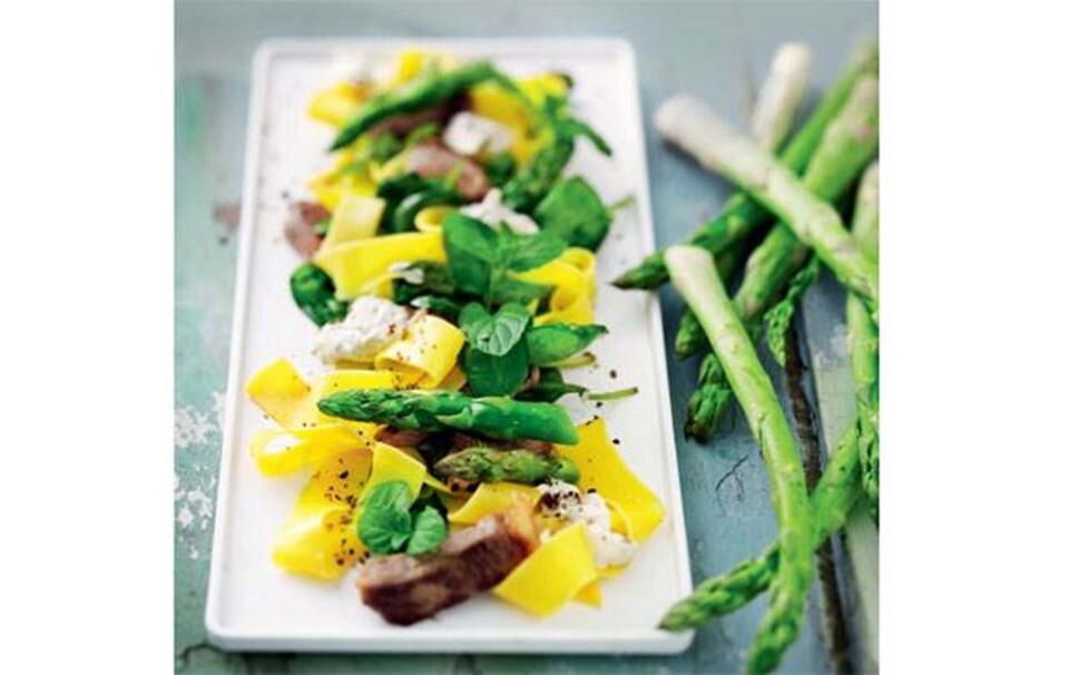 Pasta med lynstegt kalv, asparges & spinat