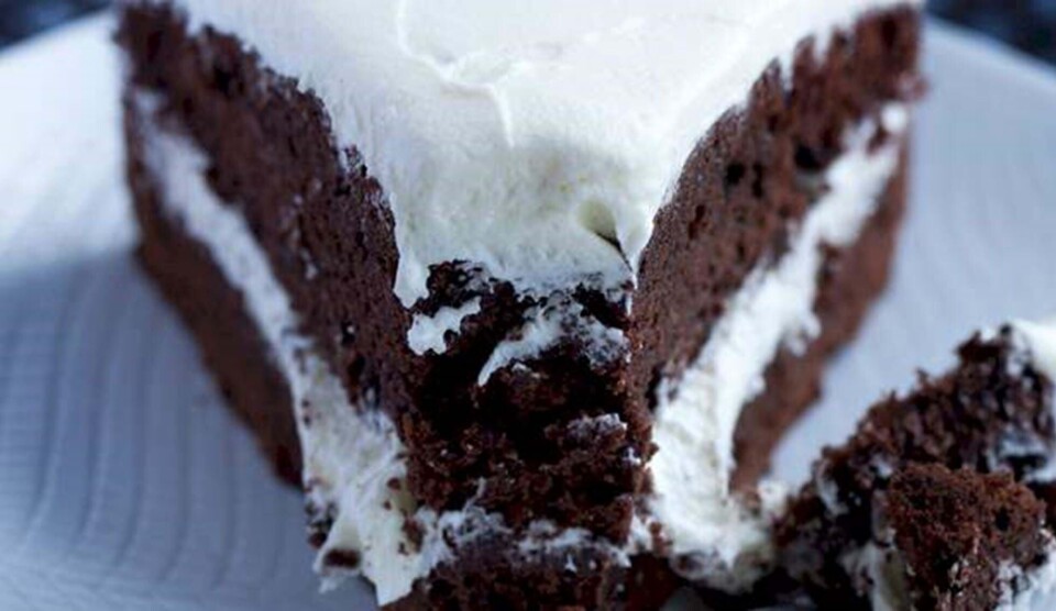 Opskrift på chokoladekage med hvid chokoladefrosting