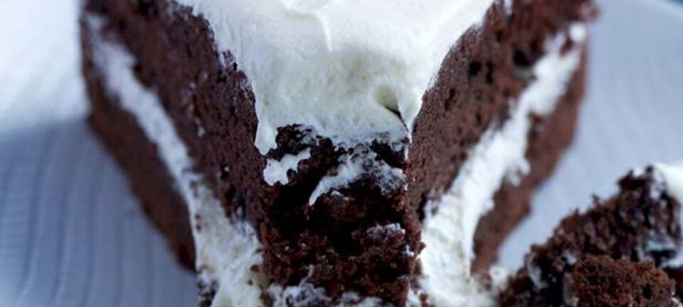 Chokoladekage med hvid chokoladefrosting