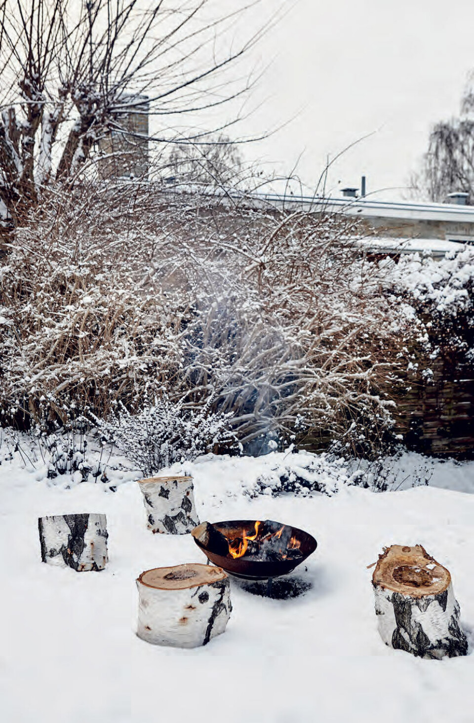 Når bålfadet er tændt, er der lejrbålstemning i sneen, og ungerne kan holde varmen med pandekager, ristede skumfiduser og snobrød.