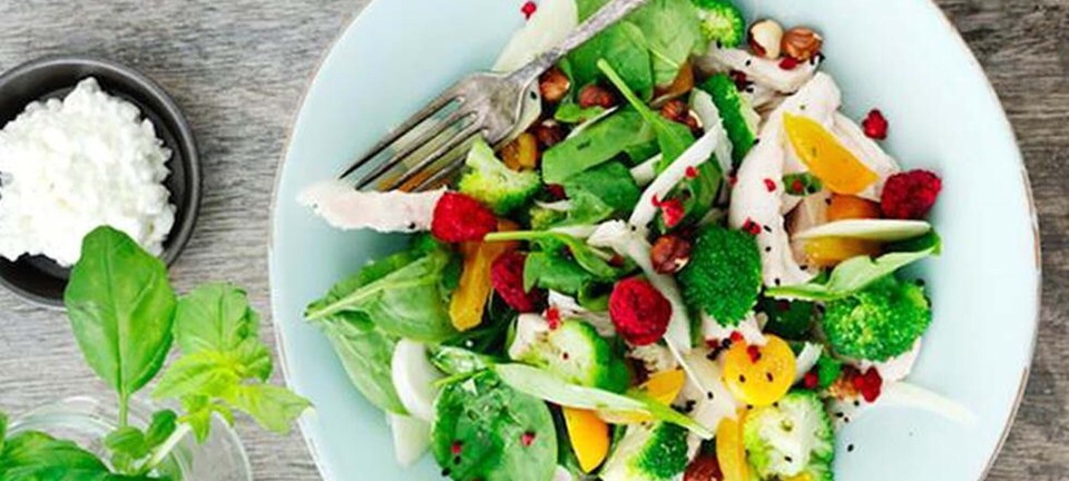 Broccolisalat med kylling og hasselnødder