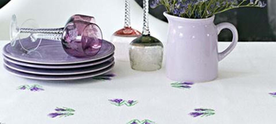 Broderet dug med lilla krokus