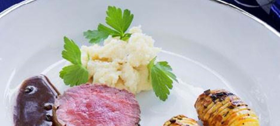 Oksefilet med hasselbackkartofler og persillerodspuré