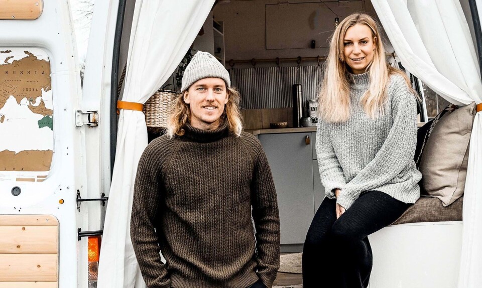 Louisa og Albin foran Wanda the van.
