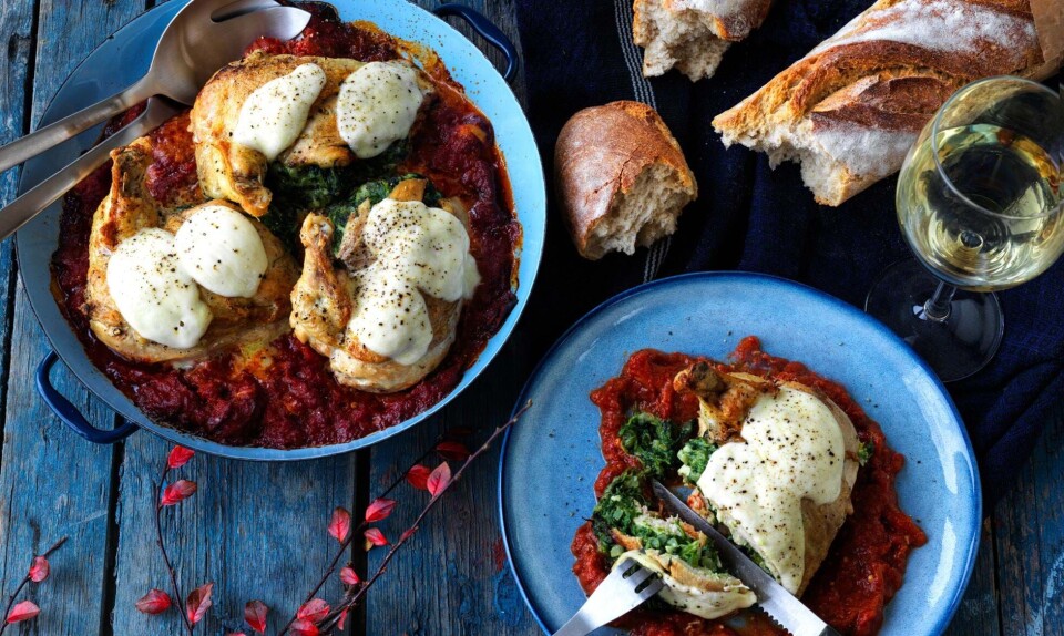 Fyldt kyllingebryst med ovnbagt tomatsovs