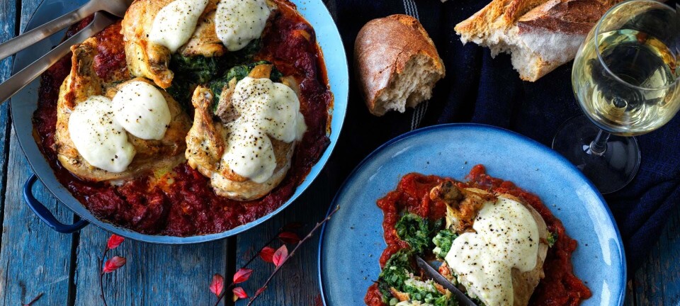 Fyldt kyllingebryst med ovnbagt tomatsovs