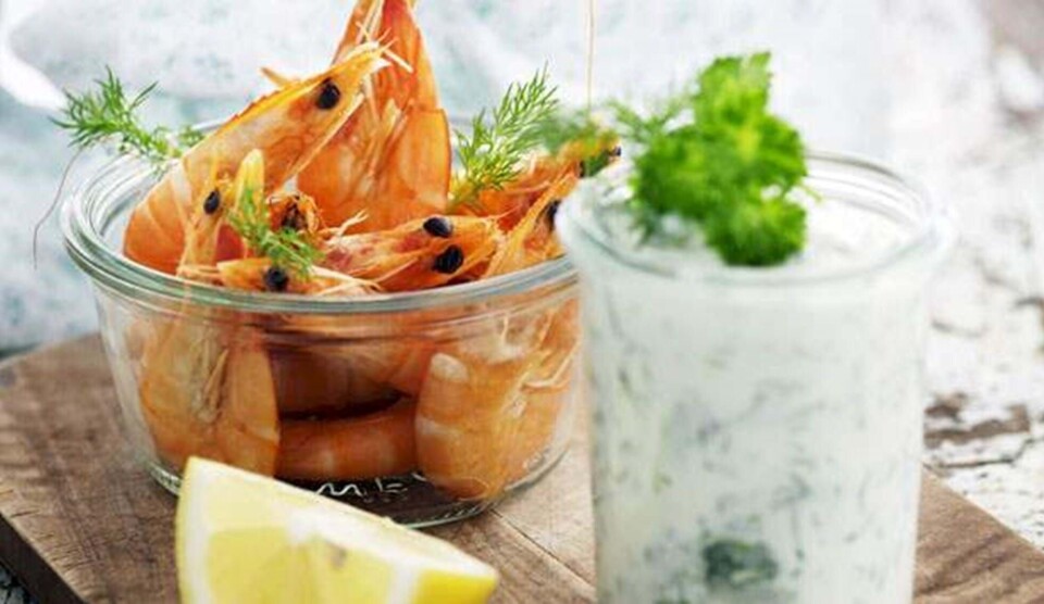 Opskrift på friskpillede rejer med krydderurtesauce