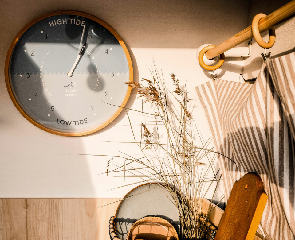 Parret indretter med ting, de har købt på deres rejser. Tidevandsuret fra Ocean Clock er surferens bedste ven.