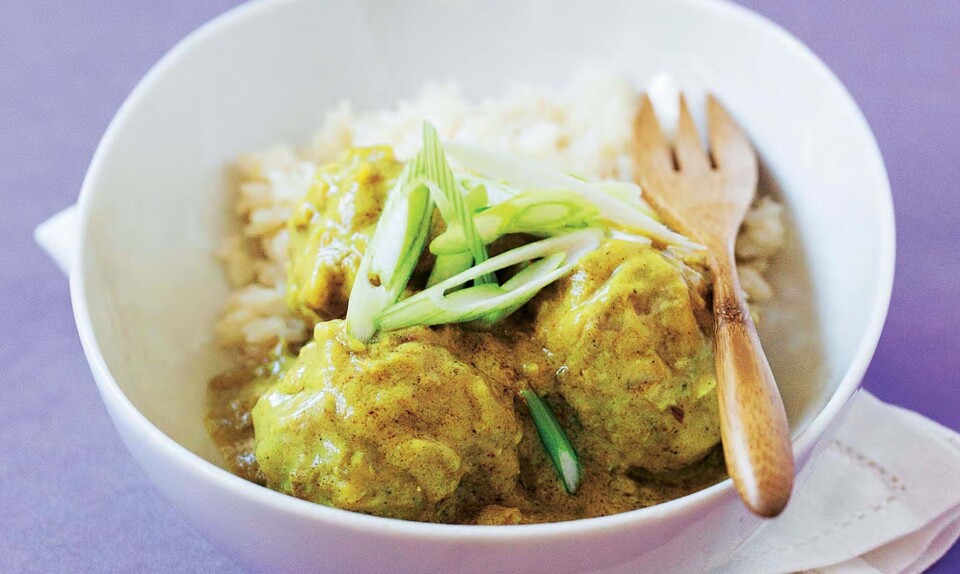 Kyllingeboller i karry med kokosmælk og mangochutney Boller i karry med kokosmælk og mangochutney