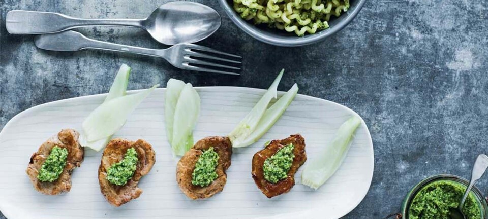 Mørbradbøffer med pasta og persillepesto