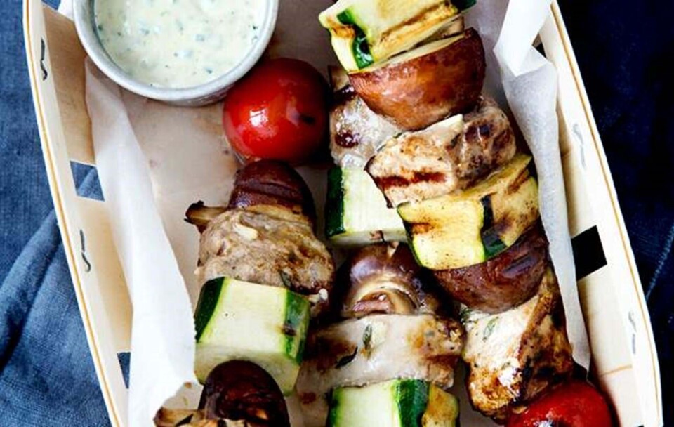 Grillspyd med marineret svinekød, squash og hele svampe