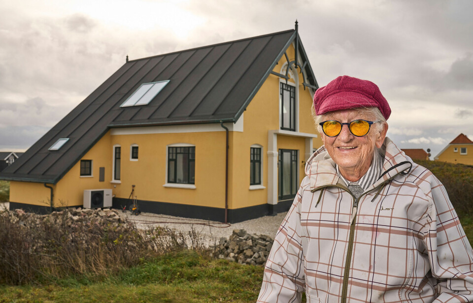 Louise Engelund foran Løkkens ældste sommervilla, som hun kærligt kalder Fru Klitbo. Huset er bygget i 1913. Louise kom her første gang i 1948.