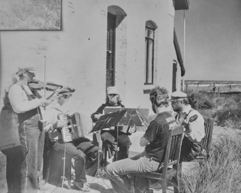 Kasketkvartetten: Louise på violin, hendes mand Frank med harmonika og venner tilbragte et år en uge i Klitbo med at spille og spise fisk.