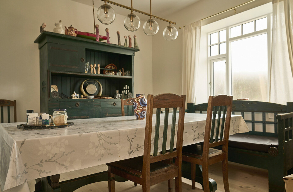 Møblementet i spisestuen er fra dengang huset blev bygget i 1913, og det er lavet til huset.