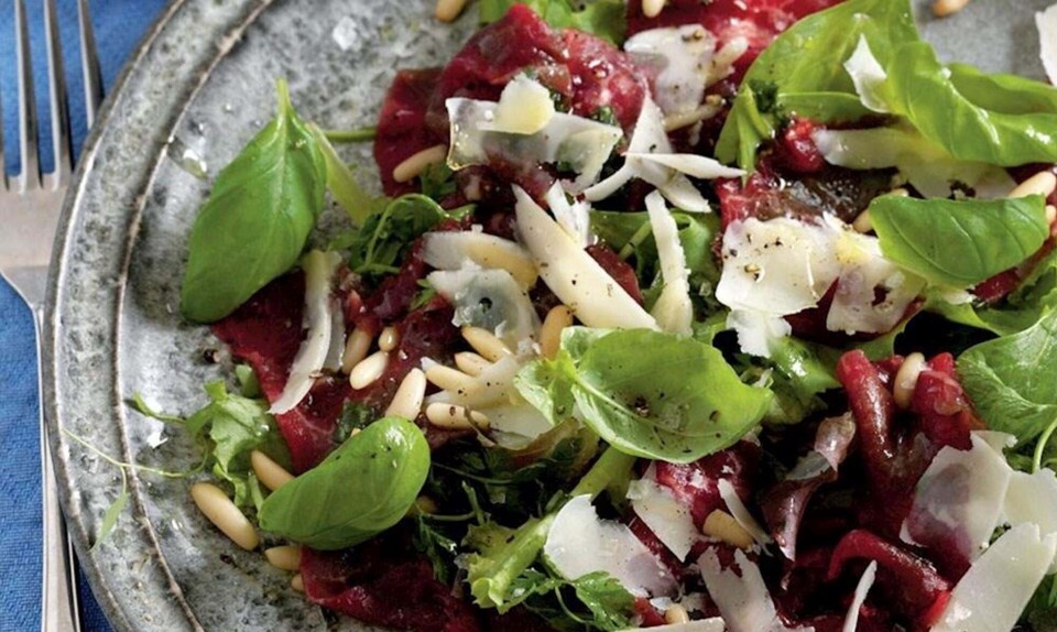 Carpaccio med basilikum og pinjekerner