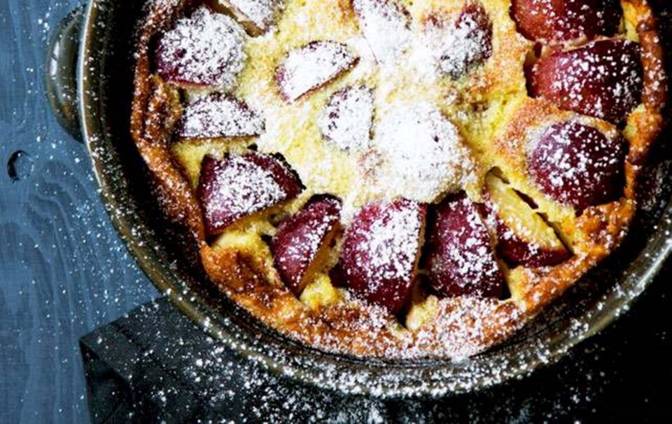Blomme-clafoutis med kardemomme