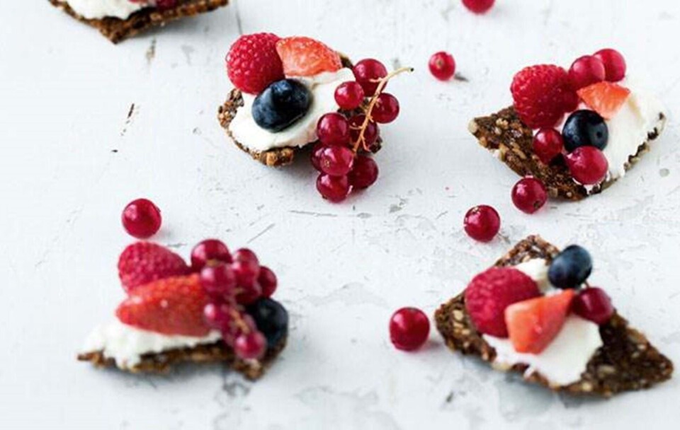 Rugbrødschips med mascarpone og sommerbær