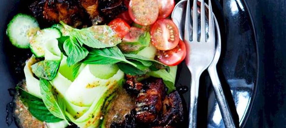 Mangosalat med sød ribbensteg, thai basilikum og limedressing