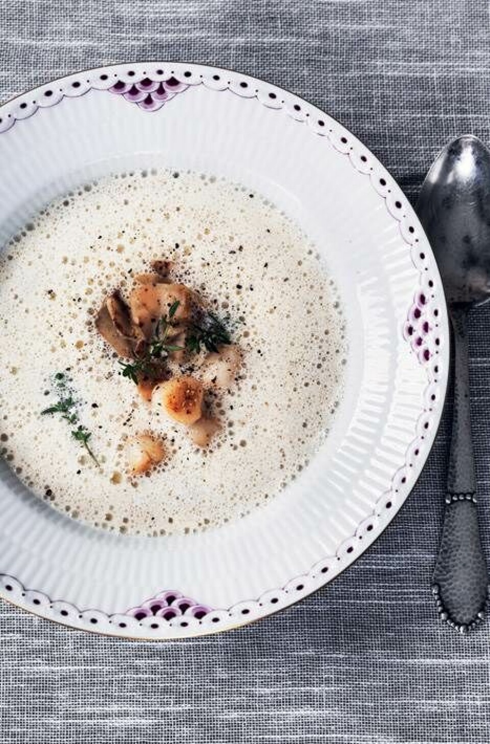 Skummende suppe med ristede hasselnødder, små kammuslinger og jordskokker