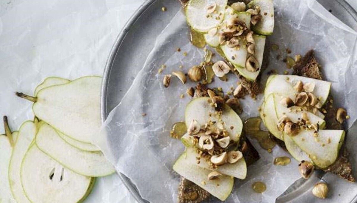 Ristet rugbrød med tahini og knas - ALT.dk