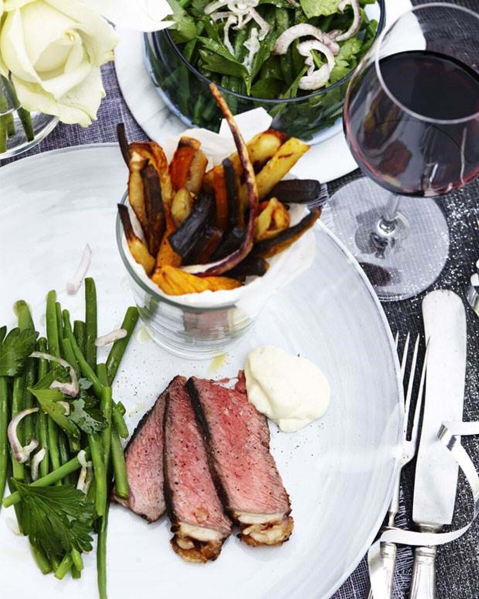 Côte de boeuf med ovnstegte rodfrugtfritter, estragoncreme og bønnesalat