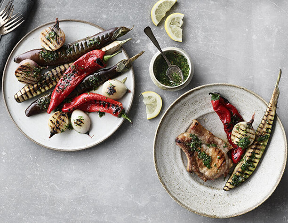 Lækkert grillmad: Nemme koteletter med lun, grillet salat