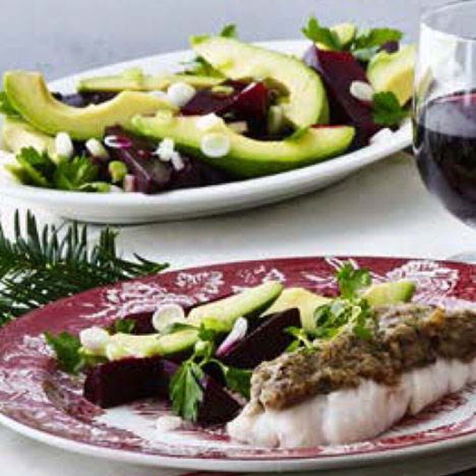 Bagt torsk med svampepanade og rødbede-advocado-salat