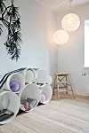 En skulpturel reol fra Muuto i selskab med dekorativ wallsticker fra Ferm Living.