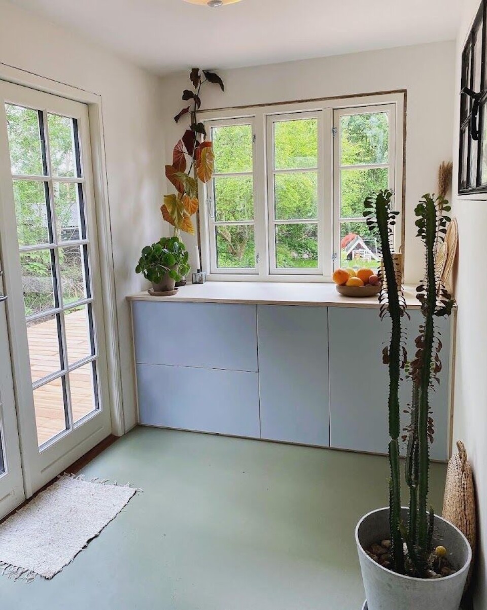 Den gamle veranda er blevet til et lille gæsteværelse/kontor og en entre.