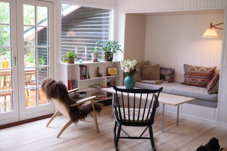 I stuen har de bygget en fin alkove med plads til opbevaring.