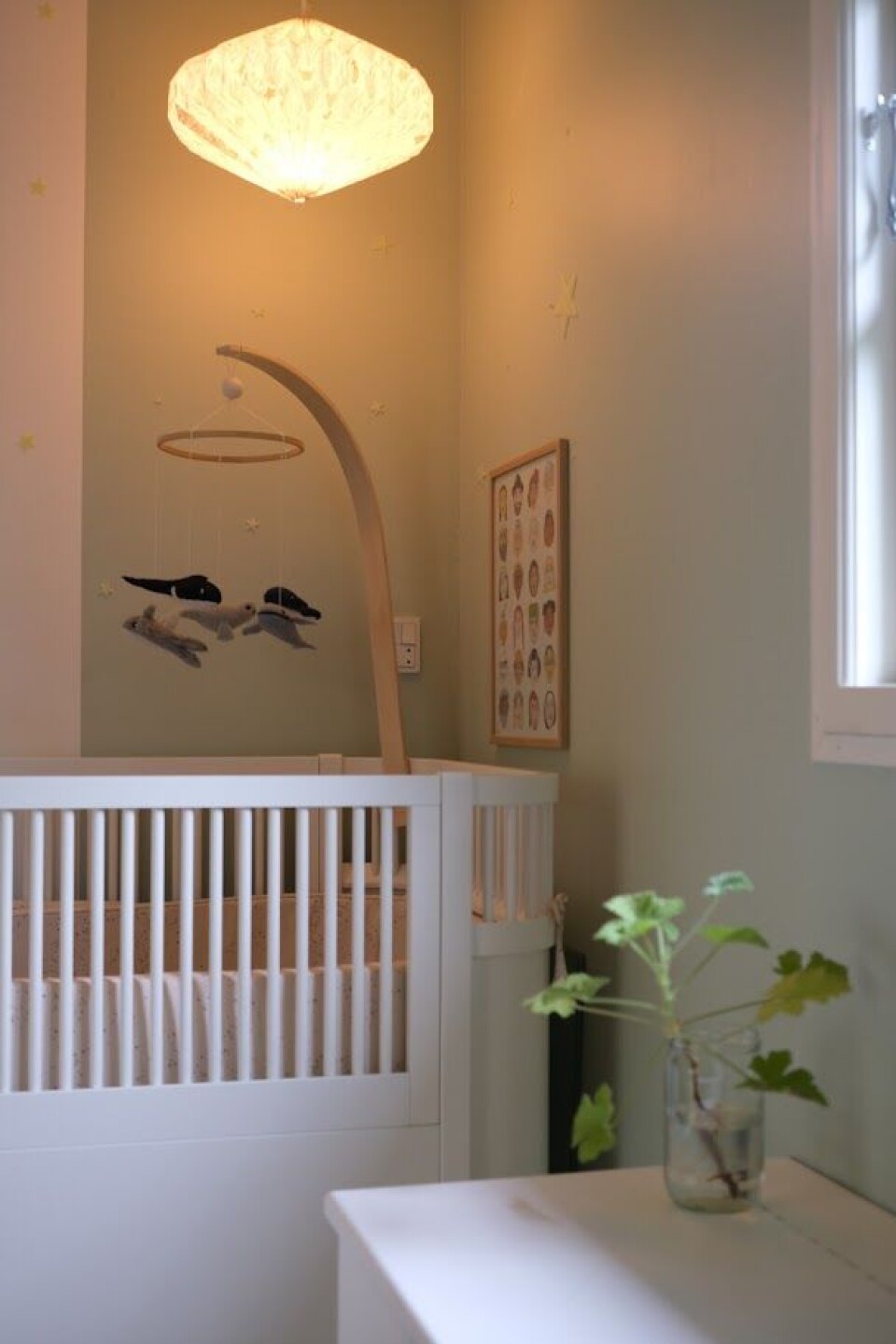 Sengen i børneværelset er fra Sebra Interior.