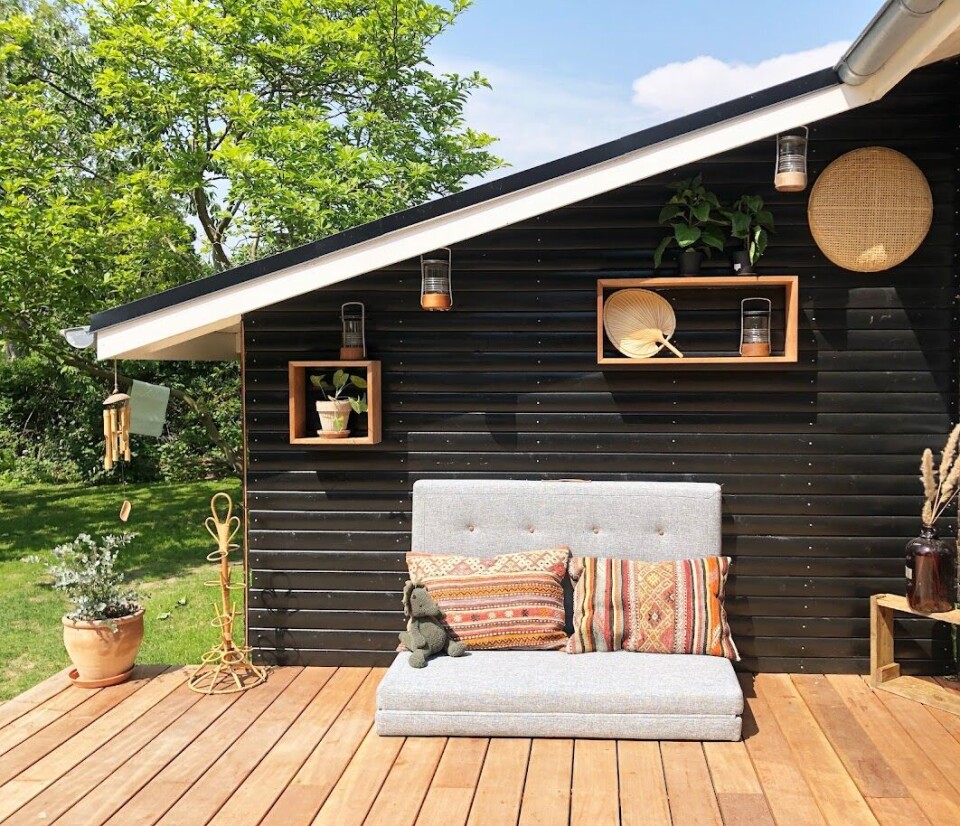 Om dagen bliver madrassen brugt til sofa og om natten kan den foldes ud til en seng. Puderne er fra Kelim Kiosken.