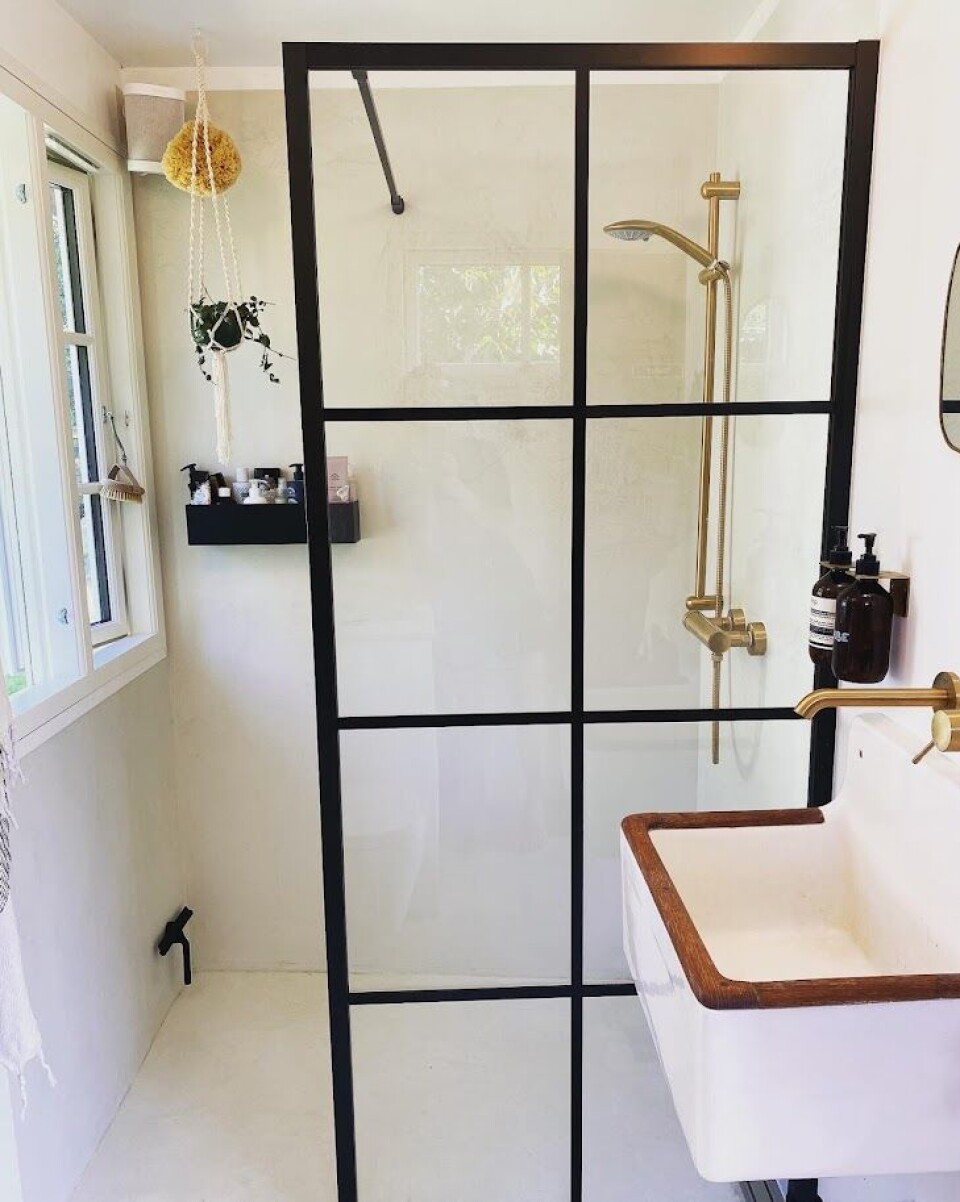 Den gamle skolevask har fået ny emalje. Brusevæggen hedder New York og er fra Cassøe.