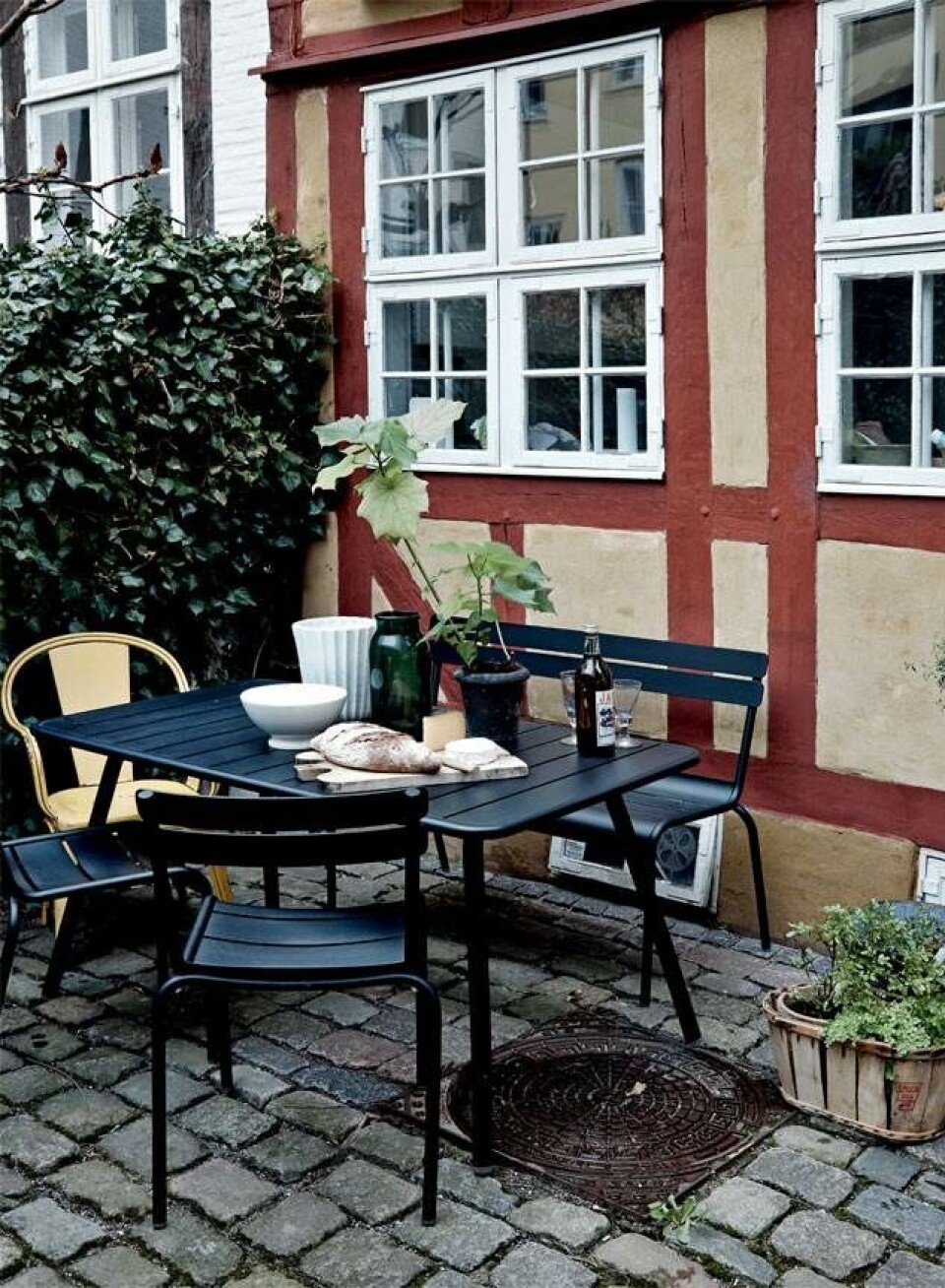 Møblerne i gården er en blanding af Fermobs Luxembourg møbler og vintage Tolix stole.