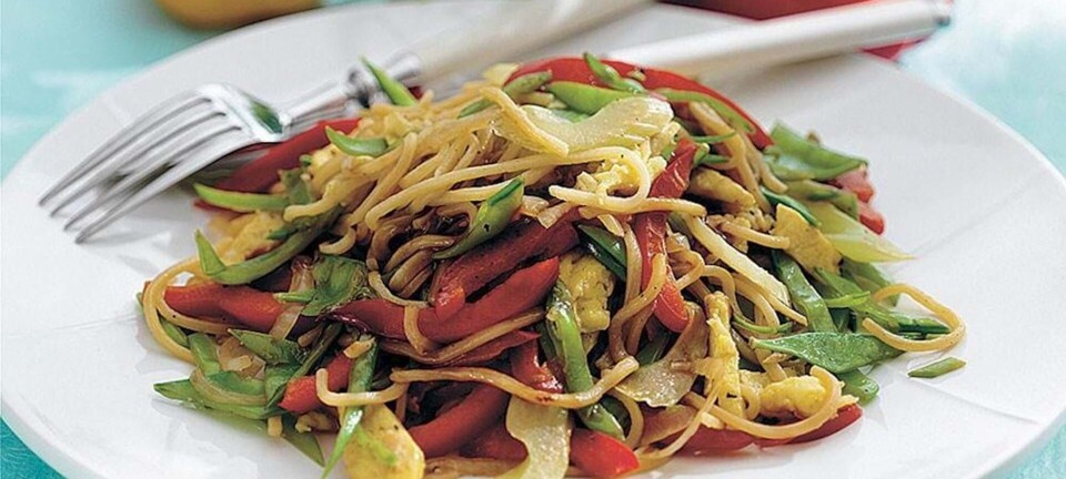 Stegte nudler med grøntsager og æg