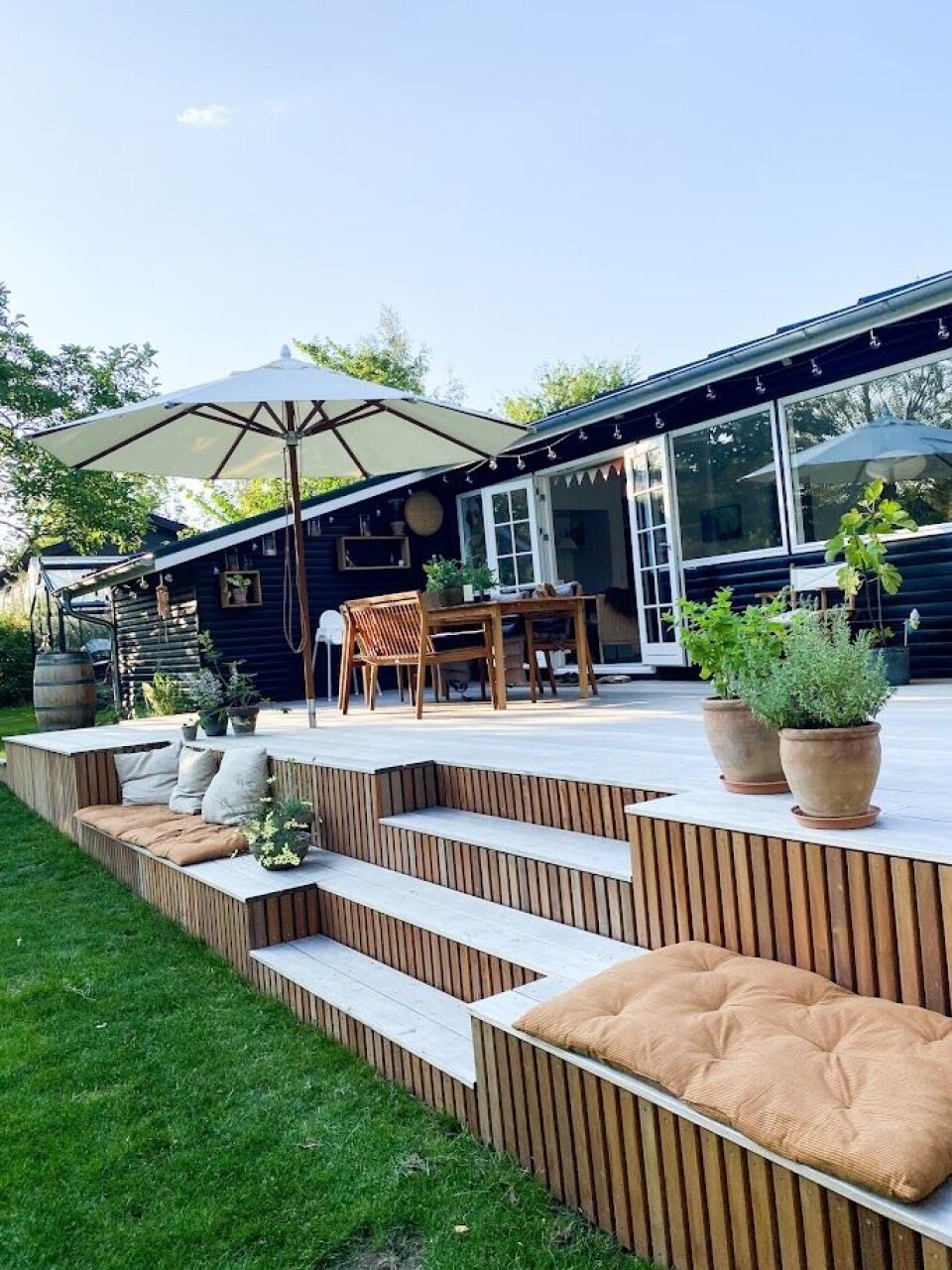 Den gamle stenterrasse er blevet skiftet ud med en smuk træterrasse.