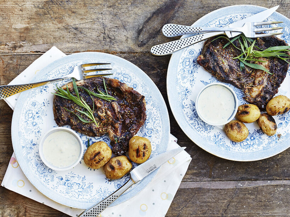 Entrecote på grill med kartofler og rørt estragoncreme