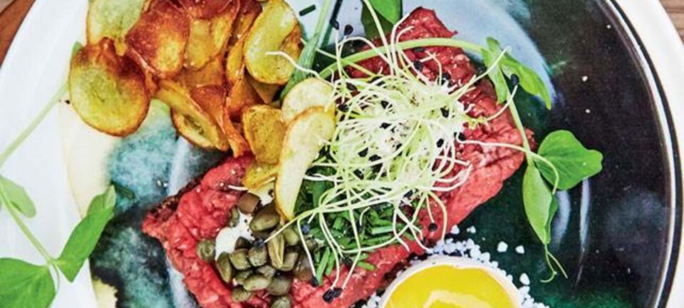 Tatar på ristet rugbrød med sprøde kartoffelchips