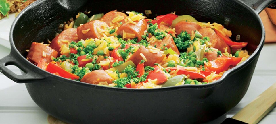 Paella med pølser og peberfrugter