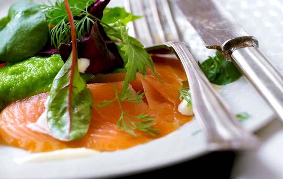 Røget laks med ærtepuré og citrondressing