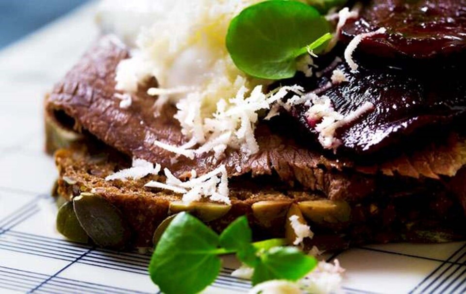 Oksebryst med bagte rødbeder, peberrod og brøndkarse