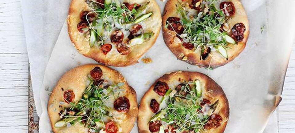 Pizza med tomat, manchego & asparges
