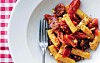 Pasta med romesco, tomater og sprød chorizo