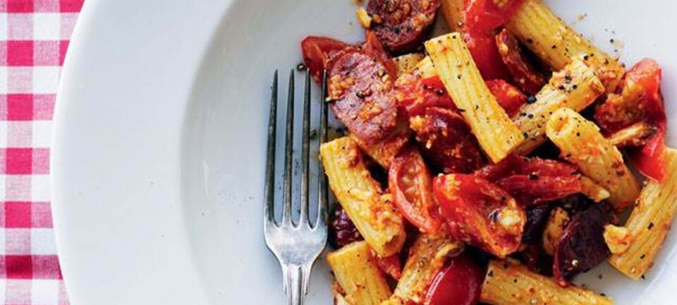 Pasta med romesco, tomater og sprød chorizo