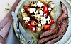 Flanksteak med tomatsalat med brød og feta