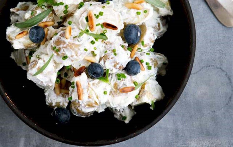 Let kartoffelsalat med rygeost, ristede pinjekerner og urter
